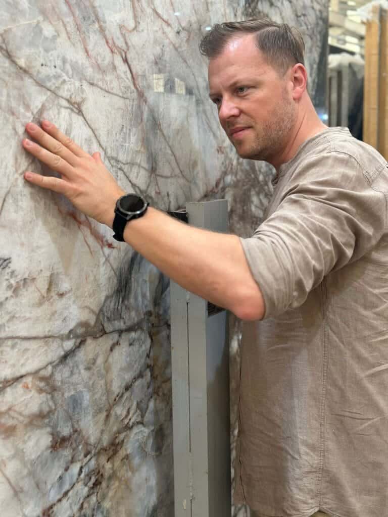 Naturalny kamień marmur do wykończenia wnętrz i elewacji - wysokiej jakości płyty kamienne od Global Stone.