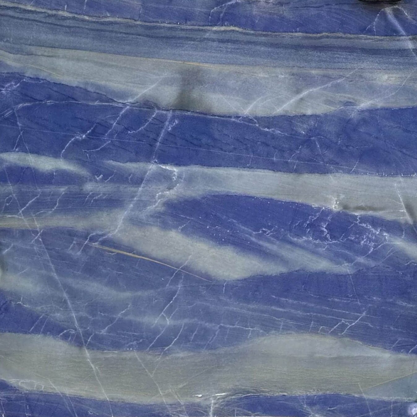 Unikatowa naturalna płyta z marmuru Azul Macaubas o głębokości 2 cm, o pięknym niebieskim kolorze z naturalnym polerowaniem, idealna do luksusowych przestrzeni wnętrz i elewacji.