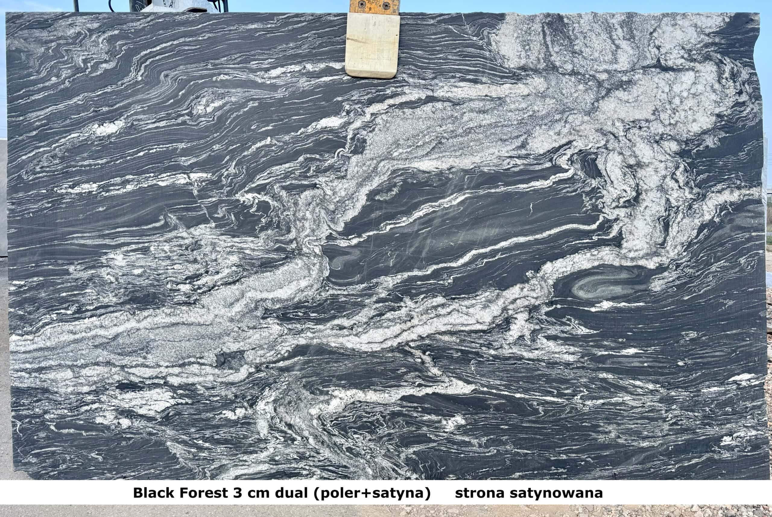 Unikalny blat z kamienia Black Forest o grubości 3 cm, dwuwarstwowy (poler i satyna), z satynowanym wykończeniem, idealny do eleganckich aranżacji kuchni i łazienek.