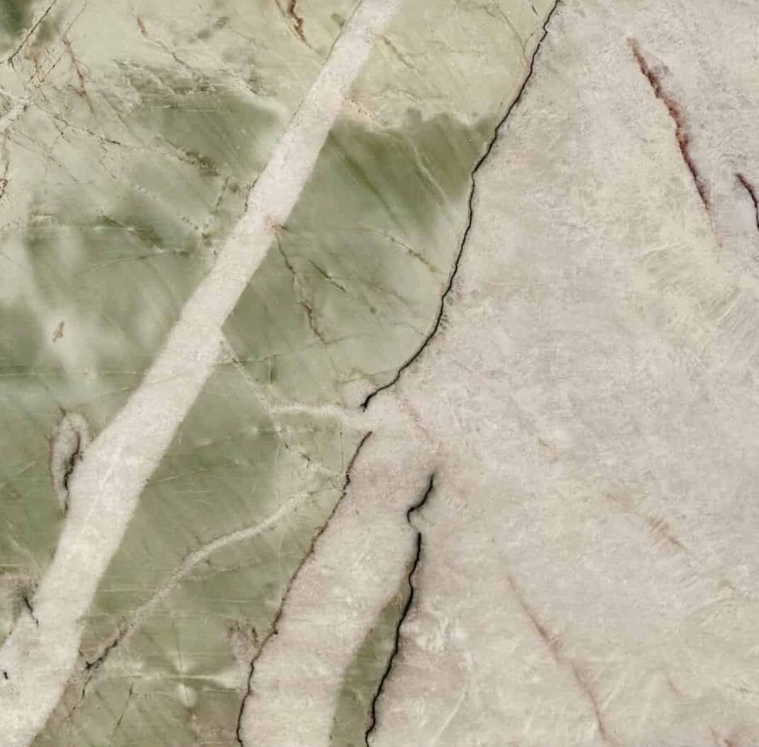 Przedłużenie alt: naturalny polerowany kamień botaniczny Crystal o wymiarach 2 cm, unikalny design i wysokiej jakości wykończenie.