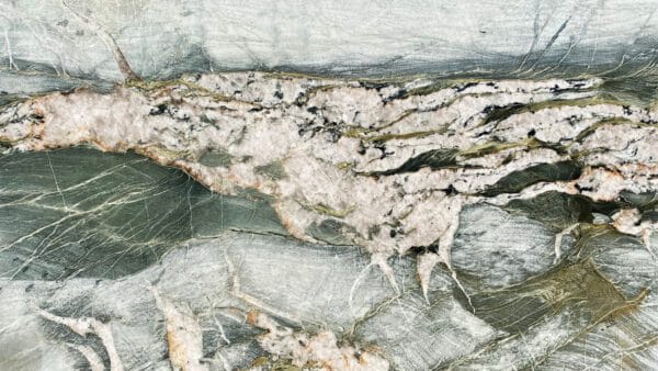Naturalny kamień marmurowy z unikalnym wzorem i strukturą, doskonały do wykończeń wnętrz i aranżacji przestrzeni komercyjnych. Idealny wybór dla luksusowych projektów z kamienia naturalnego.