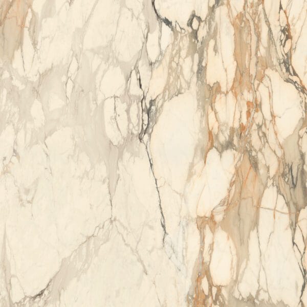 Naturalny marmur w odcieniach beżu i brązu, elegancka okładzina ścienna, luksusowa powierzchnia do wnętrz i elewacji.