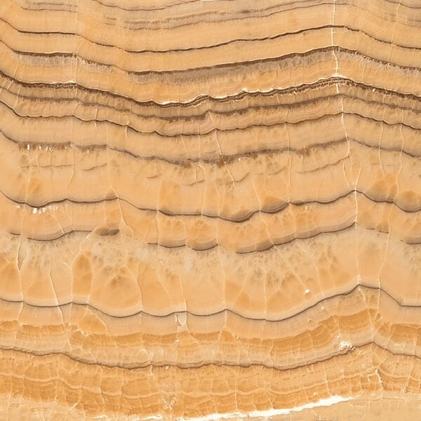 Ekskluzywna płytka marmurowa onyx w ciepłych odcieniach brązu i beżu, idealna do eleganckich wnętrz i wykończeń z naturalnego kamienia.