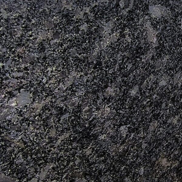Gładka czarna granitowa powierzchnia, naturalne wykończenie, idealna do parapetów, blatów i ogrodzeń, wysokiej jakości kamień naturalny, odporny na warunki atmosferyczne i ścieranie.