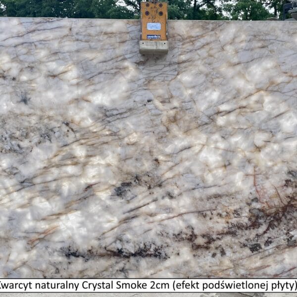 Naturalny kwarcyt Crystal Smoke 2cm, efekt podświetlonej płyty, unikatowa powierzchnia, elegancki materiał do wnętrz i elewacji, doskonały na blaty, parapety i elementy dekoracyjne.
