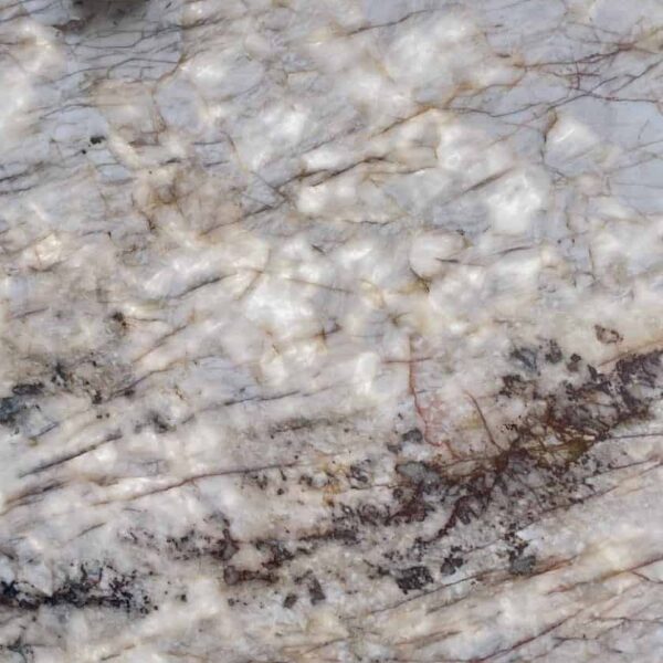 Naturalny kwarcyt Crystal Smoke 2cm, efekt podświetlonej płyty, unikatowa powierzchnia, elegancki materiał do wnętrz i elewacji, doskonały na blaty, parapety i elementy dekoracyjne.