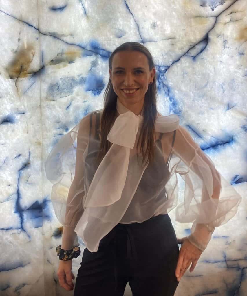 Krystaliczna ściana marmurowa, naturalny kamień, dekoracja wnętrz, powierzchnia kamieniarska, elegancka i luksusowa aranżacja, materiały do wykończenia, blat kuchenny, inne elementy dekoracyjne, Global Stone, kamień naturalny.