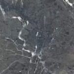 Granit czarny z białymi żyłkami, elegancki kamień naturalny do wnętrz i wykończeń, wysokiej jakości kamień dekoracyjny, materiały stone do łazienek, kuchni i elewacji.
