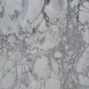 Błyszcząca powierzchnia naturalnego dolomitu z szarymi i białymi odcieniami, używana w wykończeniach wnętrz i na elewacje, doskonała do projektów architektonicznych i dekoracyjnych.