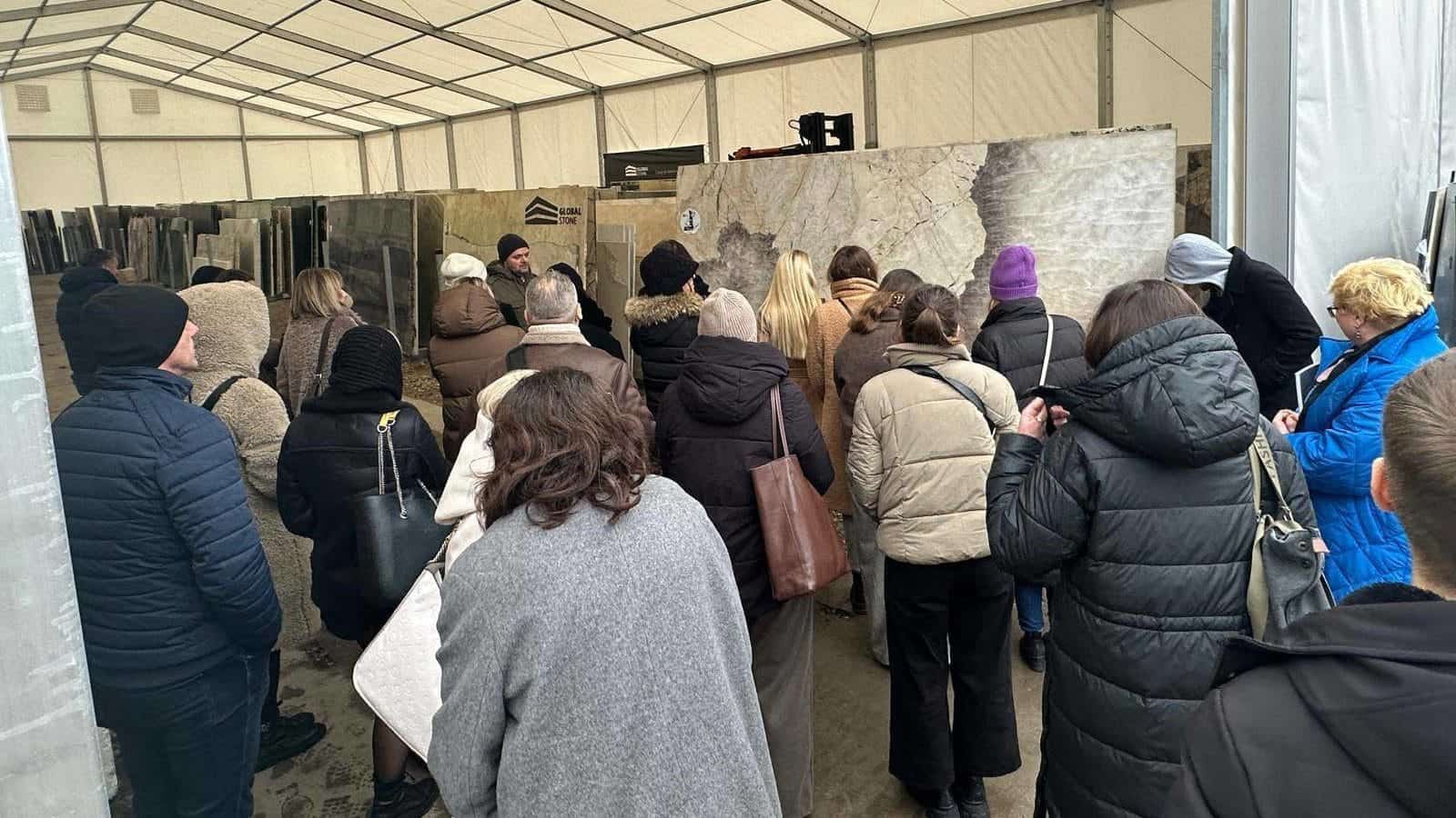 Prezentacja nowe Ekskluzywne naturalne kamienie i płytki granitowe w magazynie Global Stone, idealne do zastosowań architektonicznych i wykończeniowych.