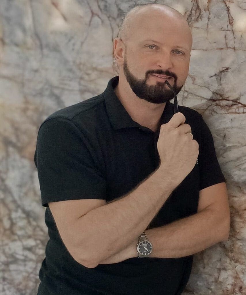 Gładka naturalna płytka z kamienia na ścianę, elegancki kamień dekoracyjny do wnętrz, marmur, łupane kamienie do wykończenia, klimat luksusu i stylu w aranżacji wnętrz.