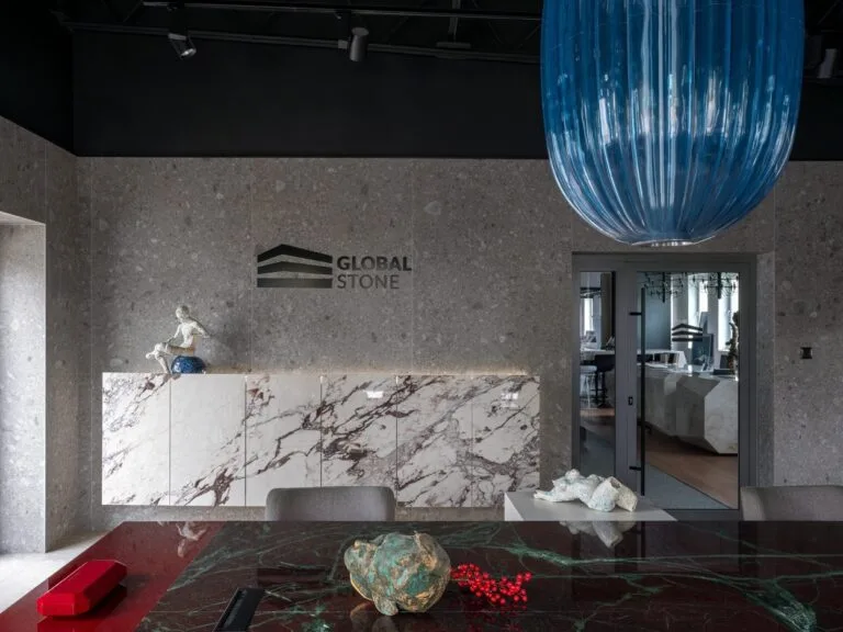 Piękna elegancka przestrzeń biurowa z naturalnym kamieniem od Global Stone, nowoczesny wystrój z okładzinami z marmuru i kamienia, luksusowe wykończenia, idealne do projektów komercyjnych i wnętrz luksusowych.