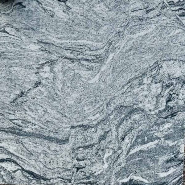 Unikalny blat z granitu o eleganckim, naturalnym wzorze w odcieniach szarości i czerni, idealny do użytku w kuchni lub jako element dekoracyjny w domu. Trwały i elegancki materiał, dostępny w ofercie Global Stone.