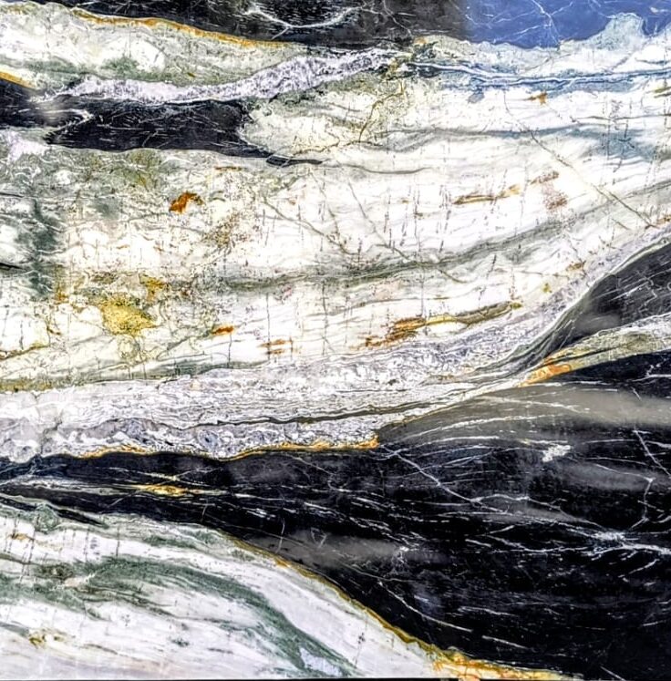 Kwarcyt Amalfi – próbka kamienia naturalnego z czarnymi i złotymi pasmami