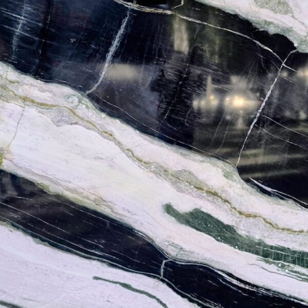 Kwarcyt Amalfi – nowy blok kamienia naturalnego z dominującą czernią i zielenią