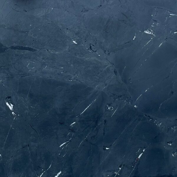 Płyta granitowa Infinity Black satyna – struktura z białymi żyłkami