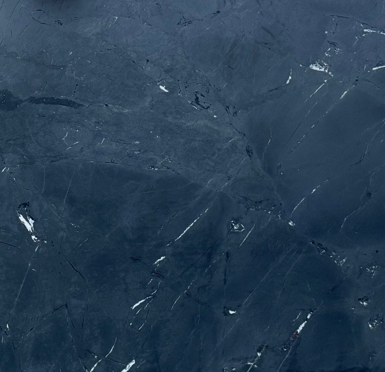 Płyta granitowa Infinity Black satyna – struktura z białymi żyłkami