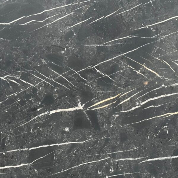 Granit Infinity Black 2 cm szlif – czarna płyta z jasnymi żyłami